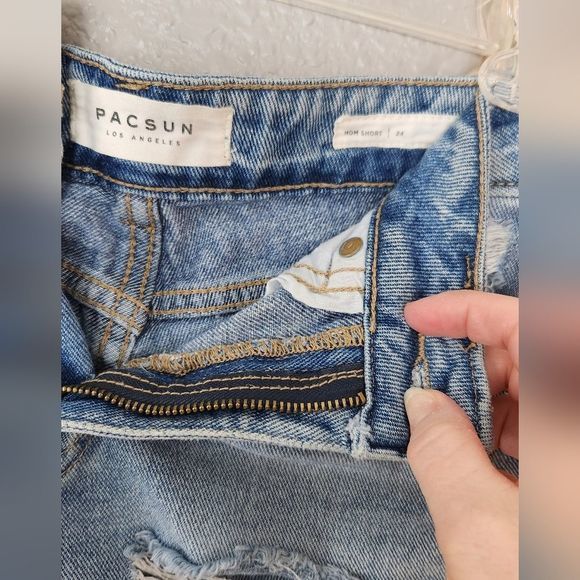 Pac Sun Mom Short, Size 25 - Picture 2 of 3